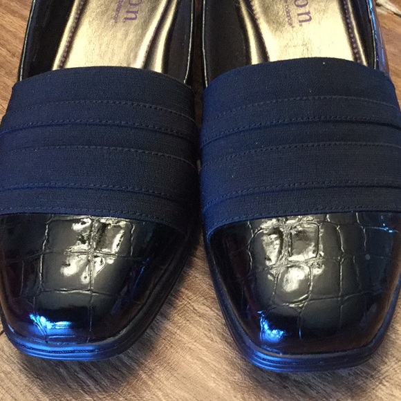 LIKE NEW! Aravon slip on dress shoes. - Picture 5 of 8